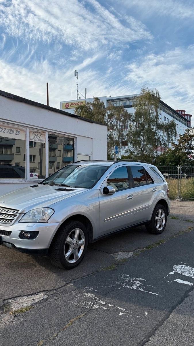 Mercedes-Benz ML280 2006 — rear view