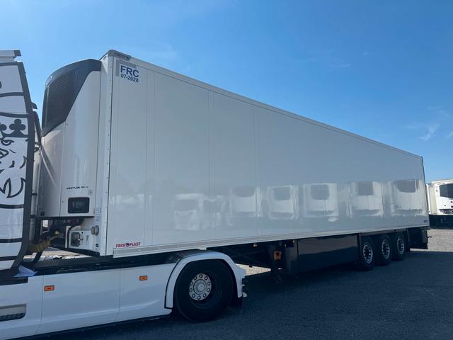 Schmitz Cargobull SKO 24 dublu nivel Carrier Vector HE19 axă liftantă