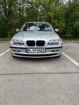 BMW 323i - - BMW 323 mit Benzin-Antrieb: Limousine, Automatik