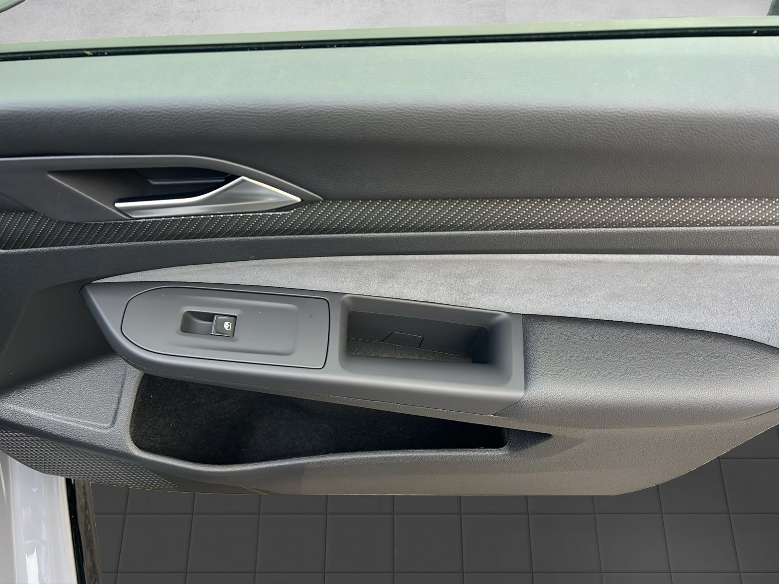 Golf VIII Variant R-Line 1.5 l eTSI DSG AHK*Navi