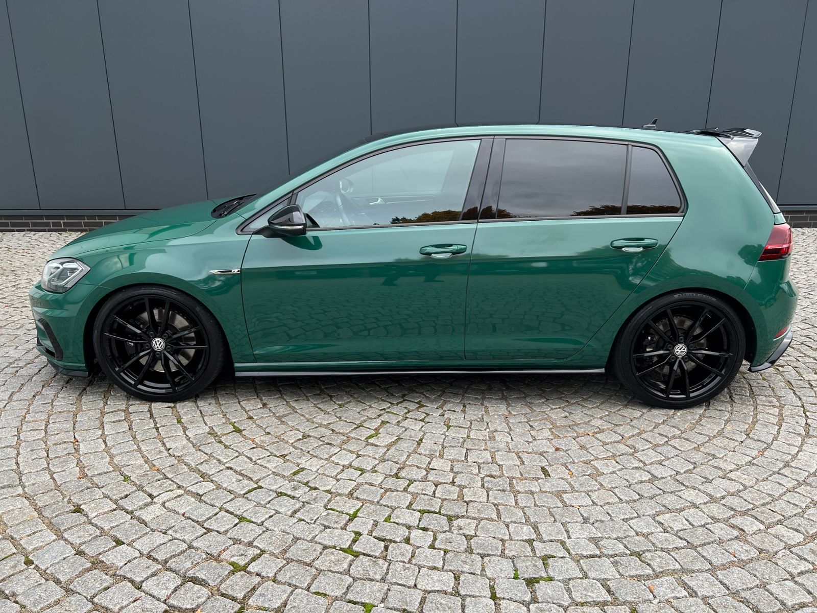 Fahrzeugabbildung Volkswagen Golf VII R 4MOTION 2.0 TSI OPF DSG *Sportauspuff