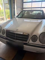 Mercedes-Benz Mercedes 210/220 E  Klasse weiß - gebrauchte Mercedes-Benz 220 aus dem Jahr 1996