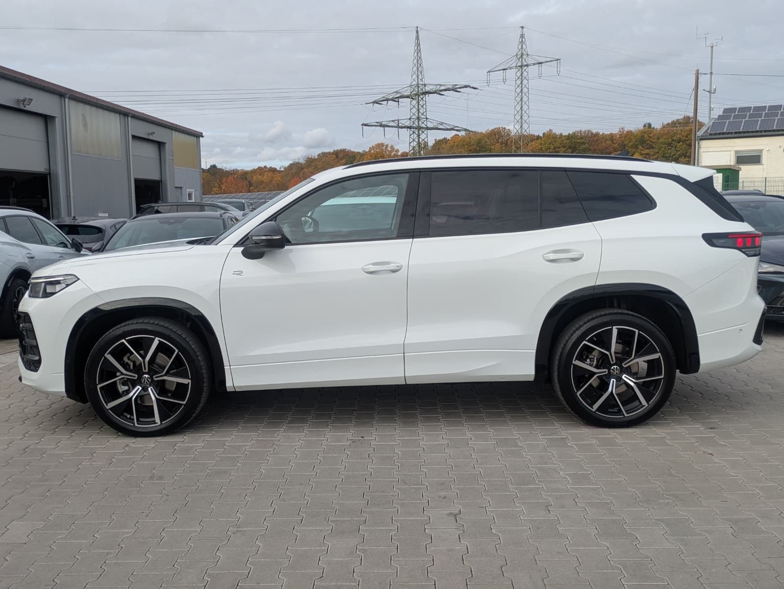 Fahrzeugabbildung Volkswagen Tayron 2.0 TDI 4M R-Line 7Si*MATRIX*AHK*PANO*HUD