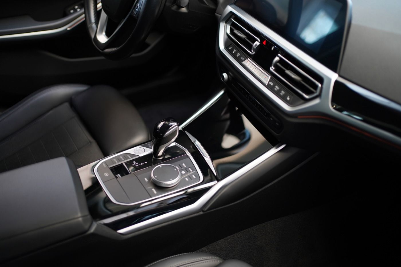 Fahrzeugabbildung BMW 320i Sport Line +DAB+PDC+Sportsitze+Alarmanlage+