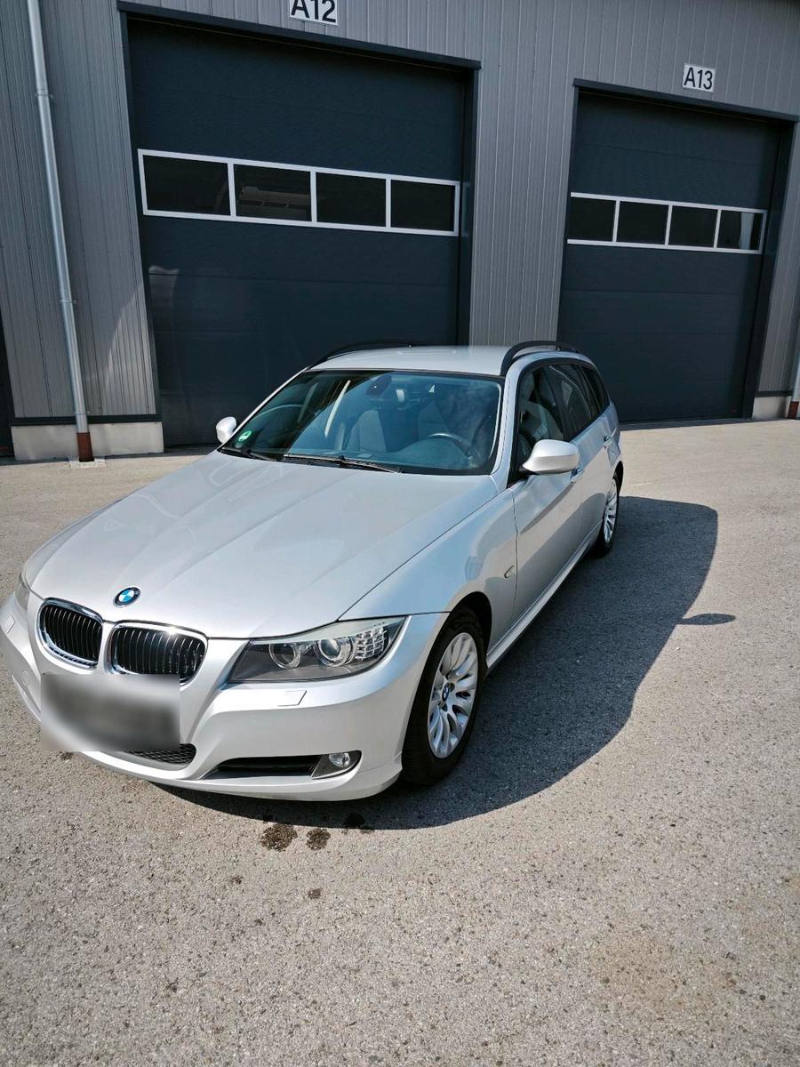 BMW 318 2009 — interior