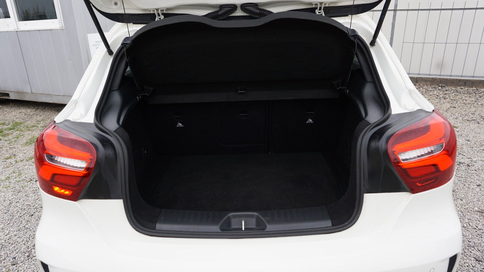 Fahrzeugabbildung Mercedes-Benz A 180d AMG Line T.Leder,LED, Navi,SH,PDC