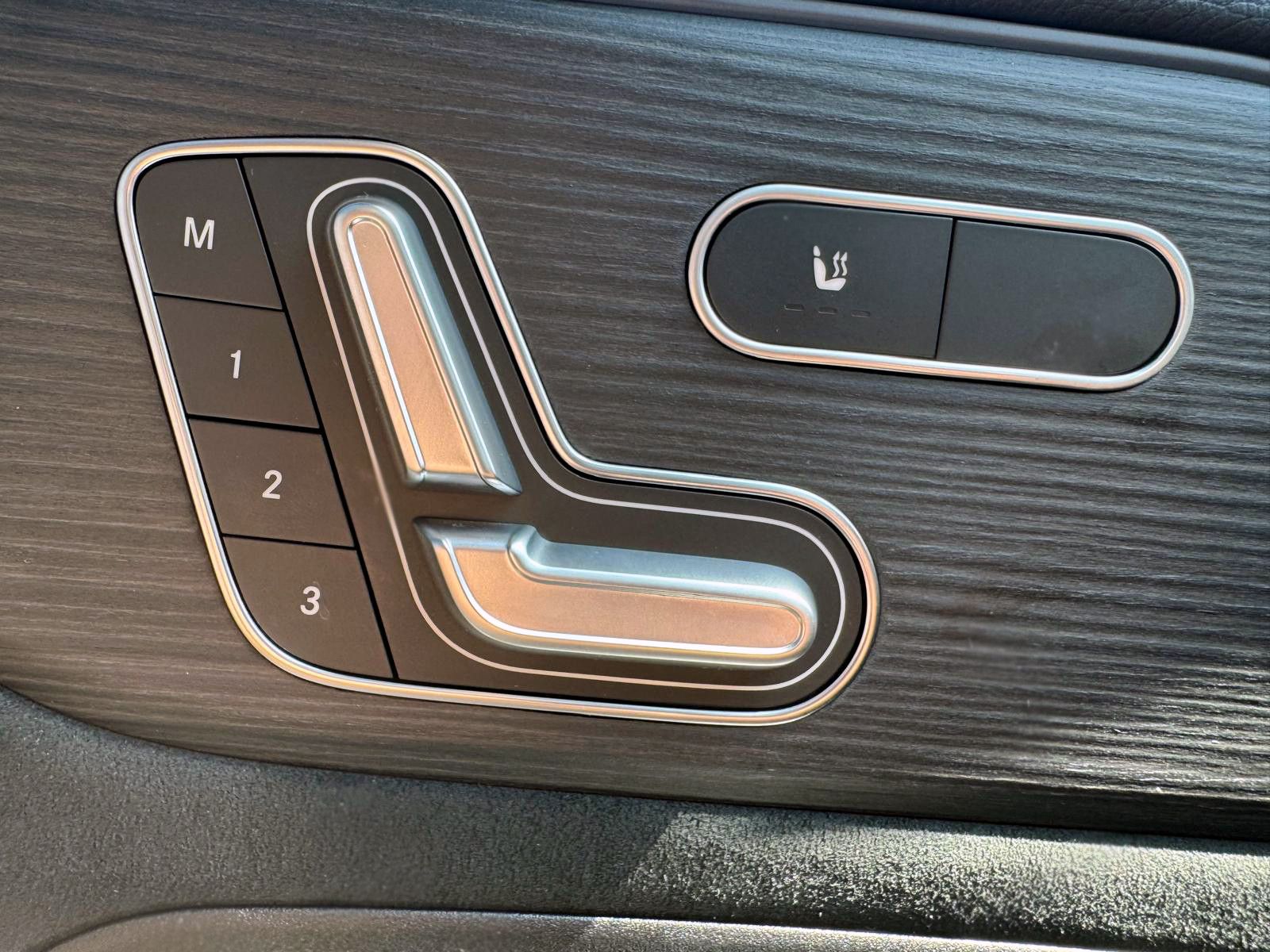 Fahrzeugabbildung Mercedes-Benz GLB35 AMG 4Matic ACC 360° HUD PANO BURMESTER LED