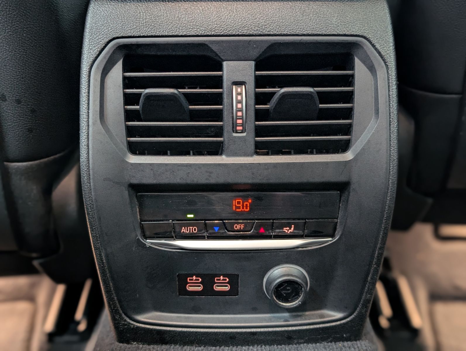Fahrzeugabbildung BMW 320 d Sport Line LED TEMP SHZ PDC NAVI APP