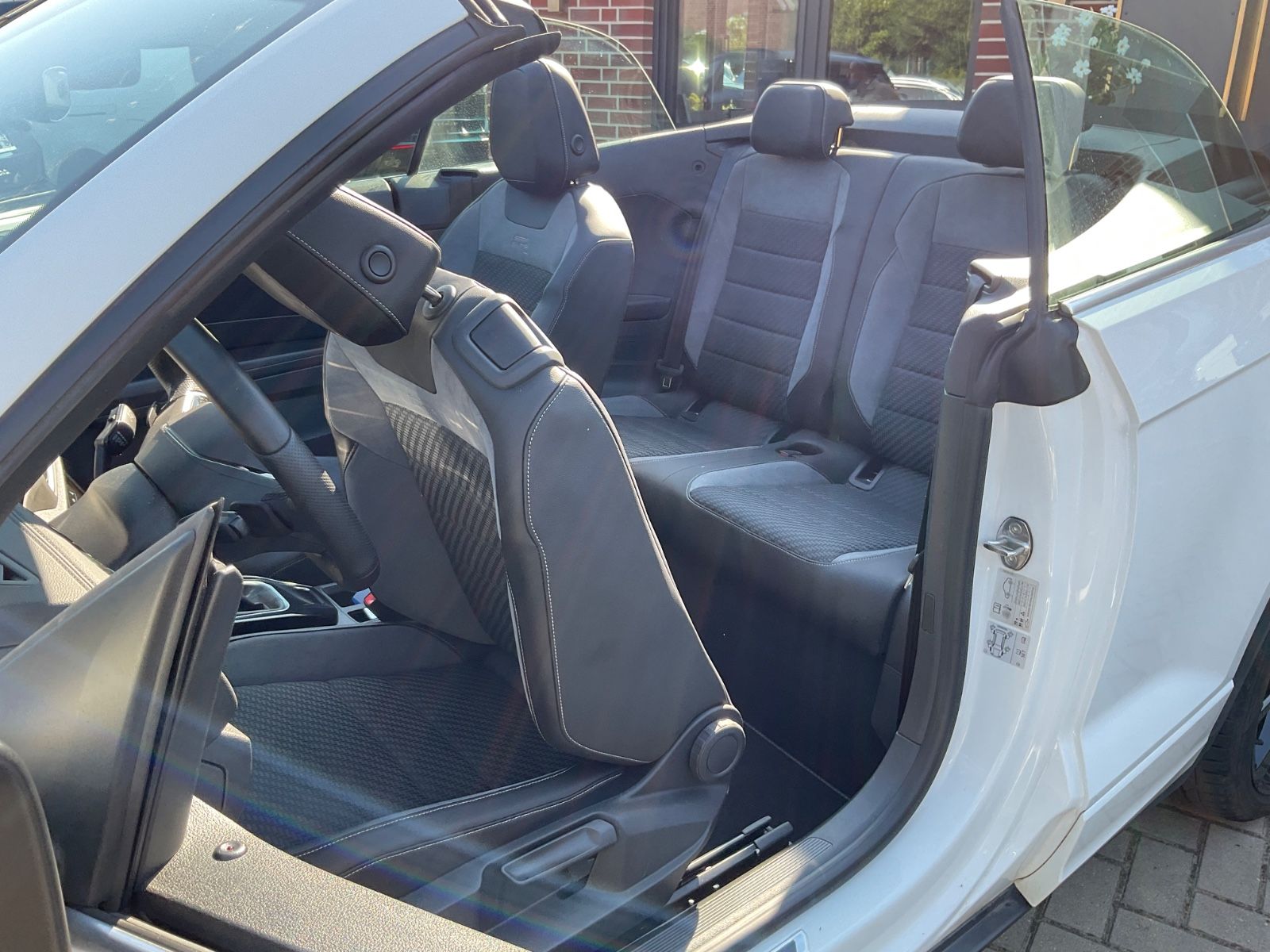 Fahrzeugabbildung Volkswagen T-Roc Cabriolet 1.5 TSI DSG R-Line,LED,ACC,Carpl