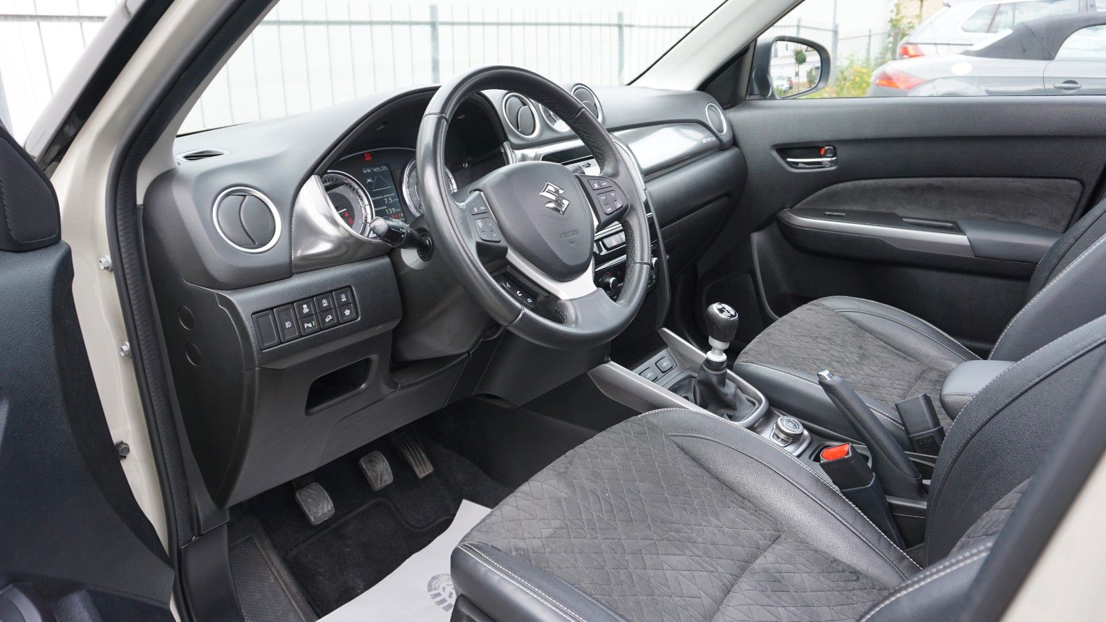 Fahrzeugabbildung Suzuki Vitara 1.4 Mild-Hybrid Comfort+ 4x4, Navi, LED