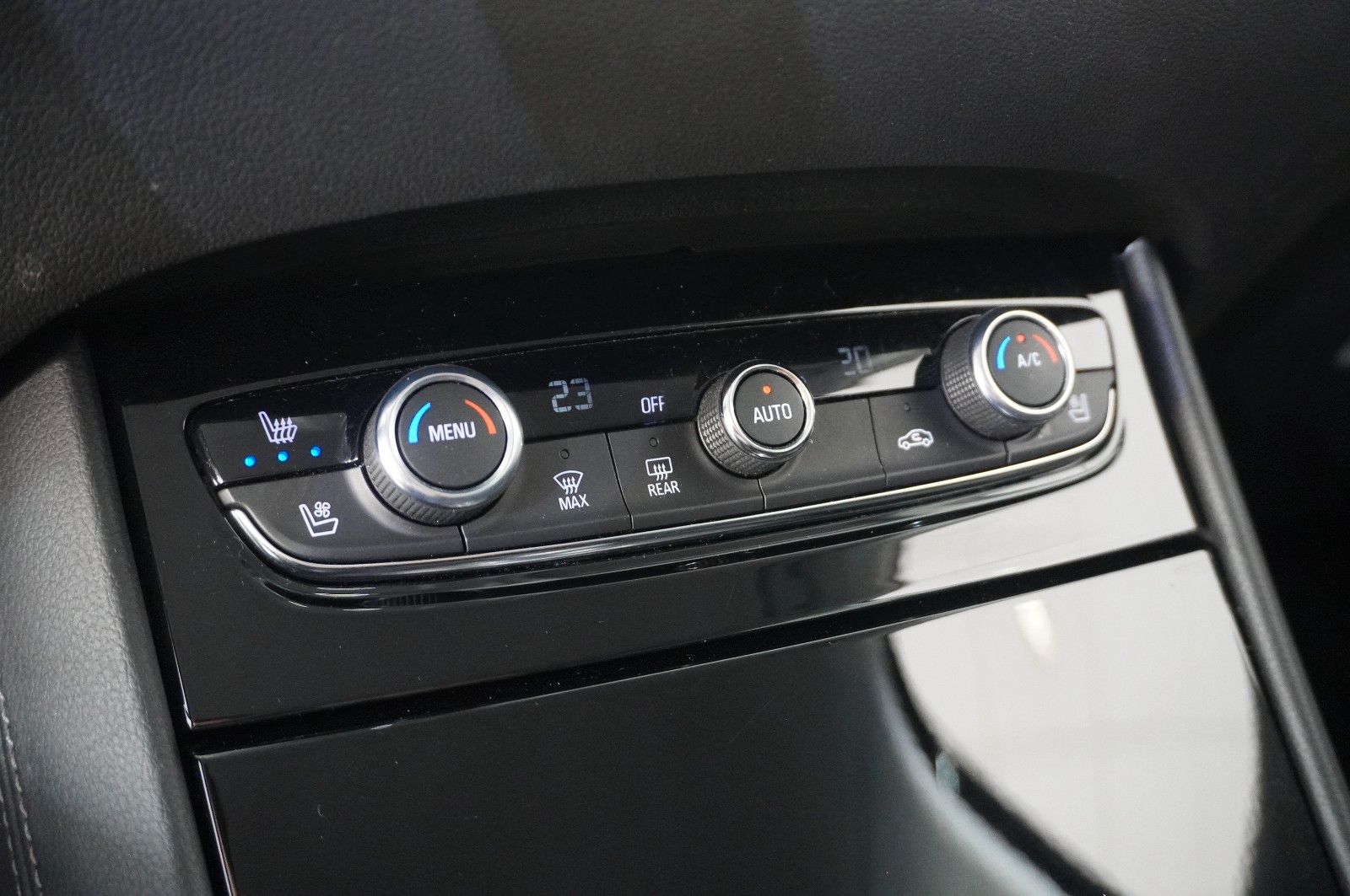 Fahrzeugabbildung Opel Grandland (X) 1.6 HYBRID ELEG. NAVI/360°/LED/DAB