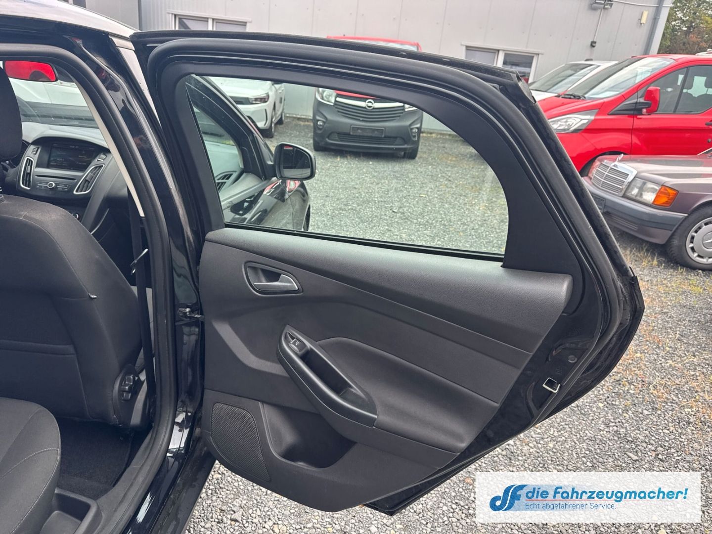 Fahrzeugabbildung Ford Focus Business Navi SHZ LenkradHZG *1502 *EXPORT