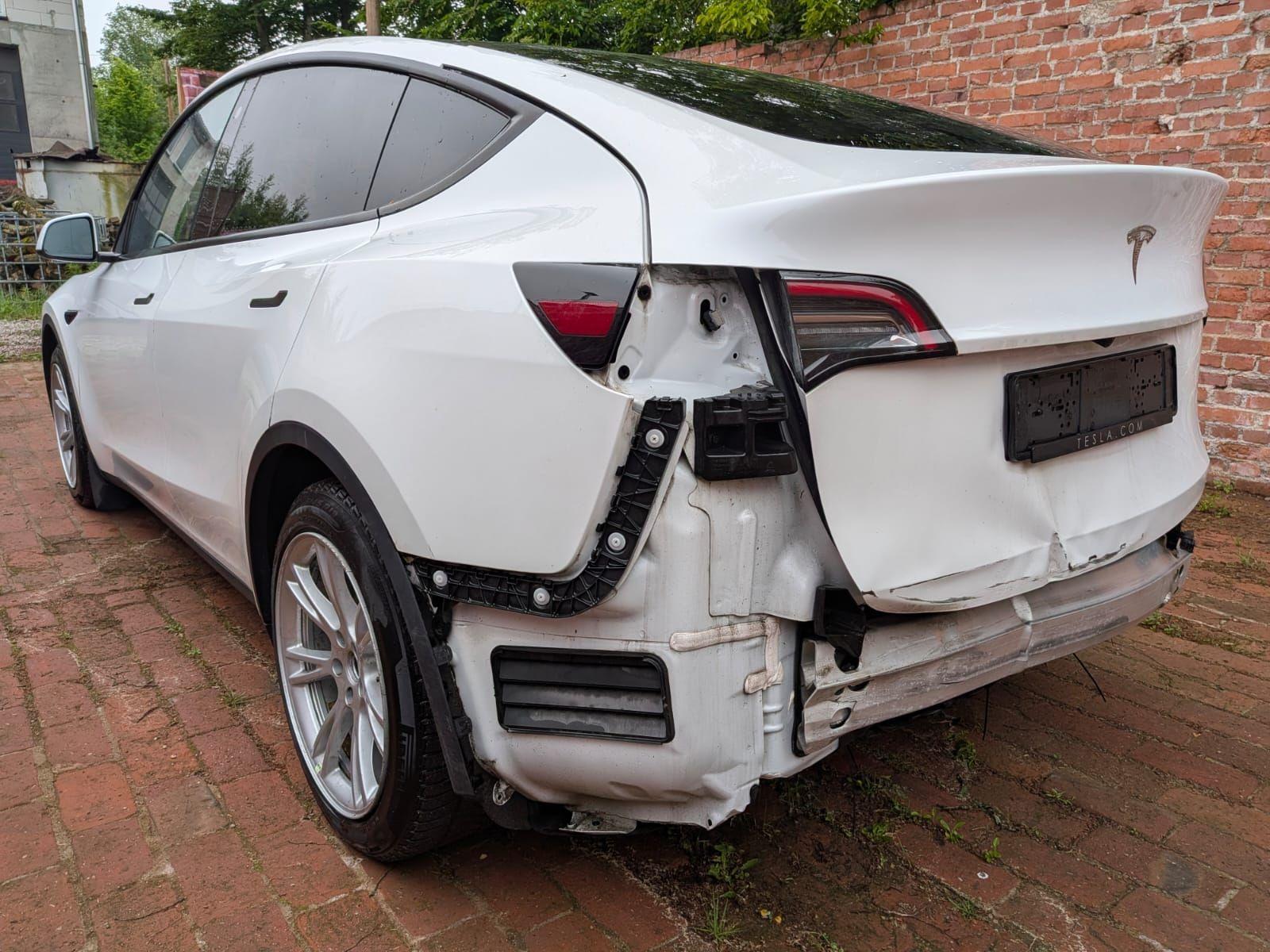 Tesla Model Y  RWD Metallic Automatik Unfallschaden