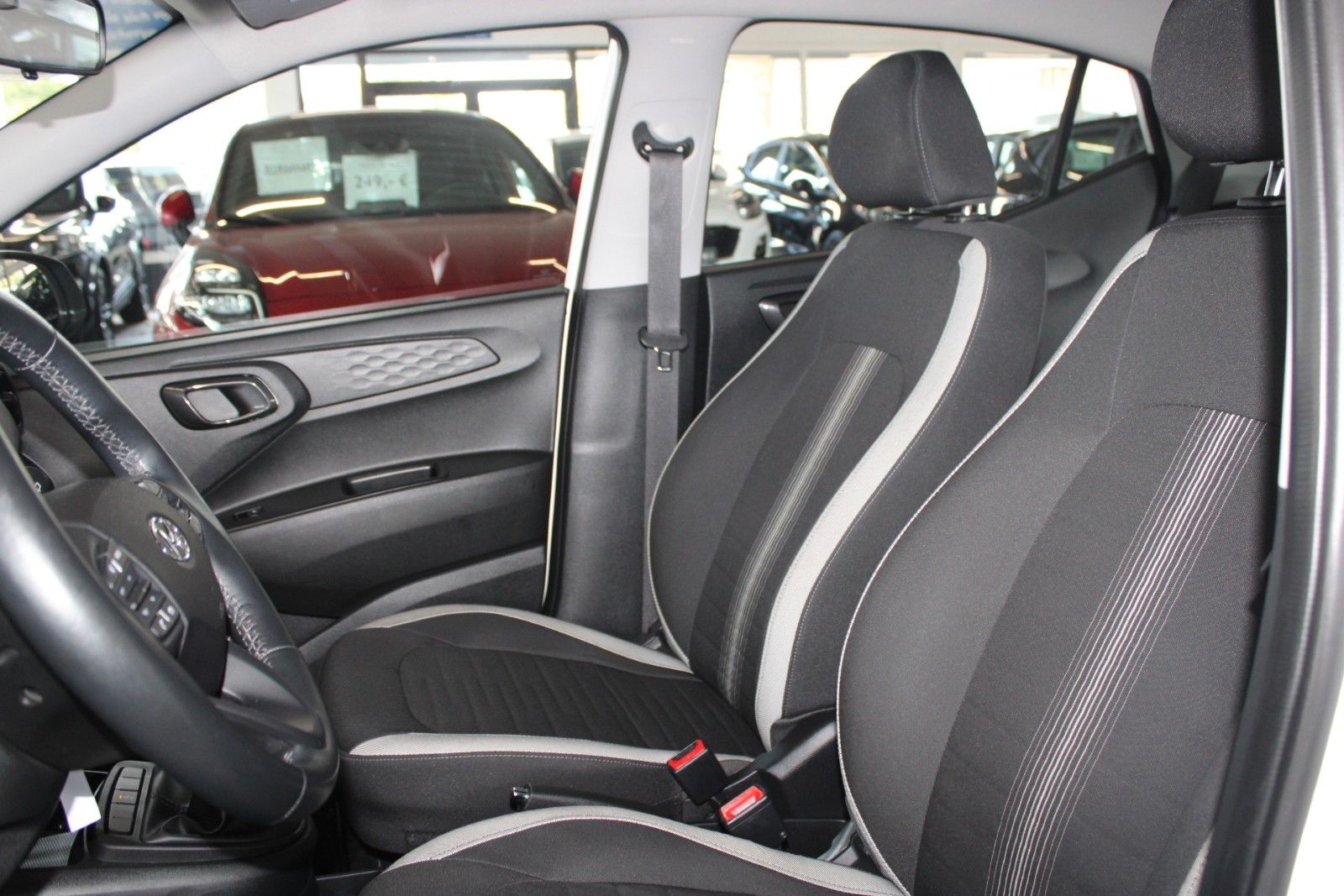 Fahrzeugabbildung Hyundai i10 1.0 Select 5-Türen KLIMA + Allwetterreifen