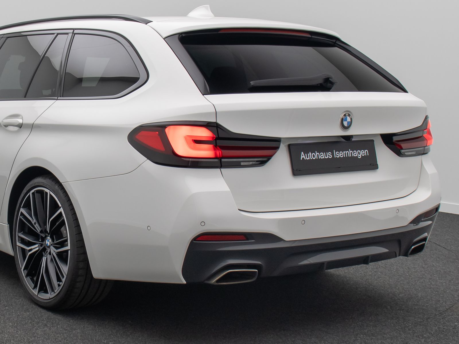 Fahrzeugabbildung BMW 530d xD M Sport Panorama Kamera Laser HUD HiFi