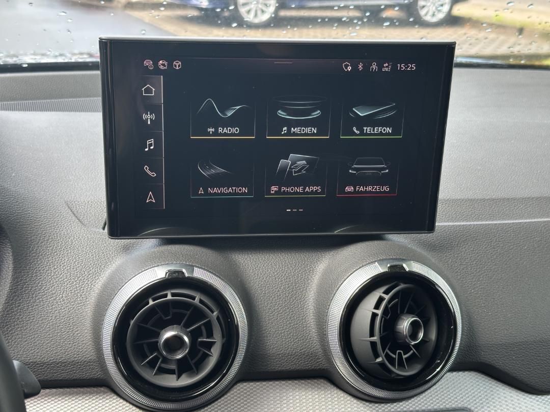 Fahrzeugabbildung Audi Q2 S line 35 TFSI S tronic Fahren Parken Leder
