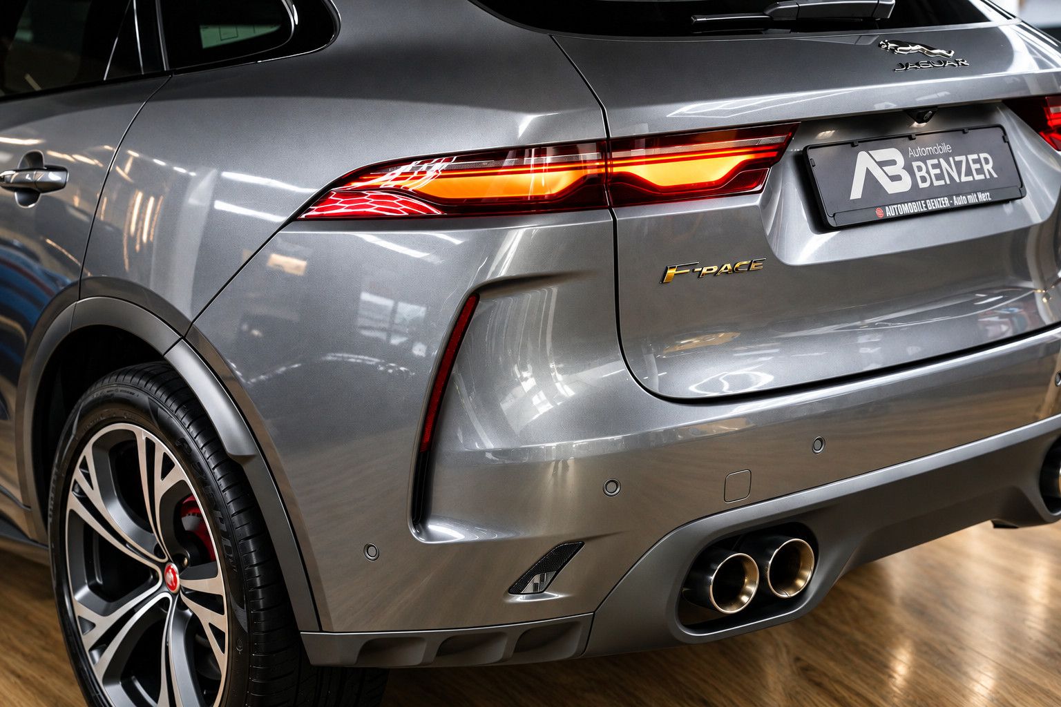 Fahrzeugabbildung Jaguar F-Pace  SVR /PANO/MERIDIAN/HUD/360°KAM/MEMORY