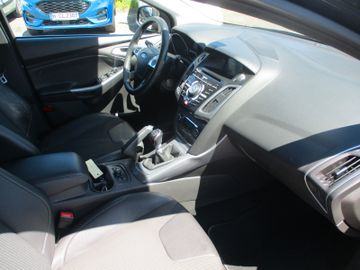 Ford Focus Turnier Titanium NAVI + Winterp+ PDC+ Kam.