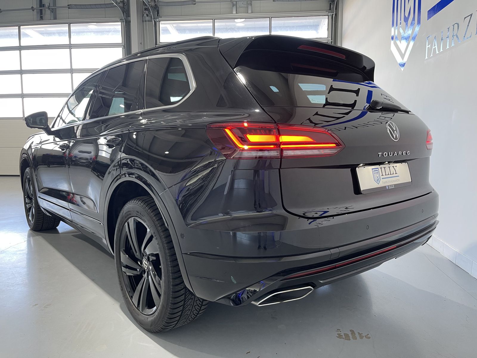 Fahrzeugabbildung Volkswagen Touareg 3.0 TDI*R-Line*4Motion*AHK*Leder*Pano*
