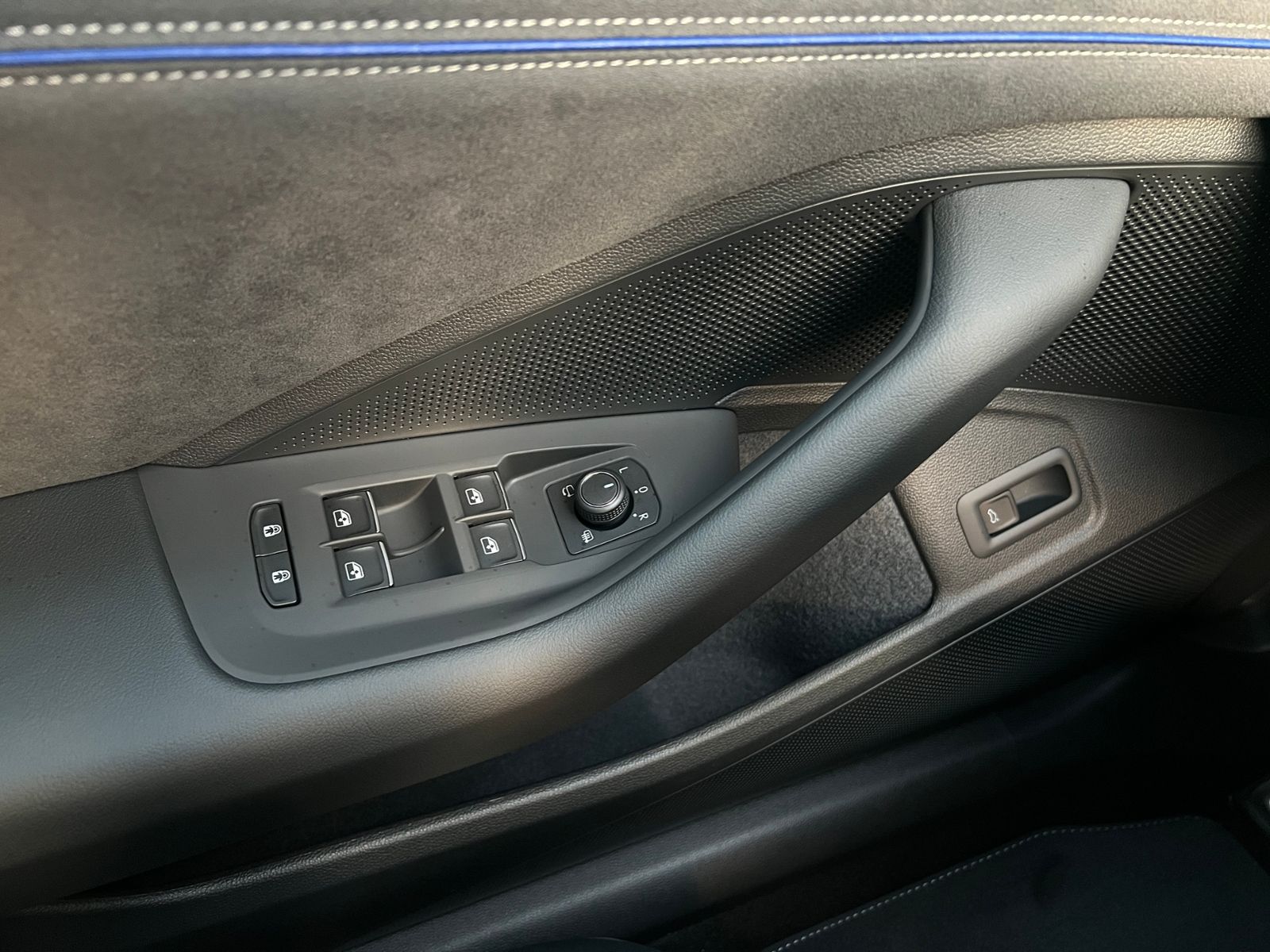 Fahrzeugabbildung Volkswagen Passat Variant R-Line 2.0 TDI DSG 4MOTION *AHK,