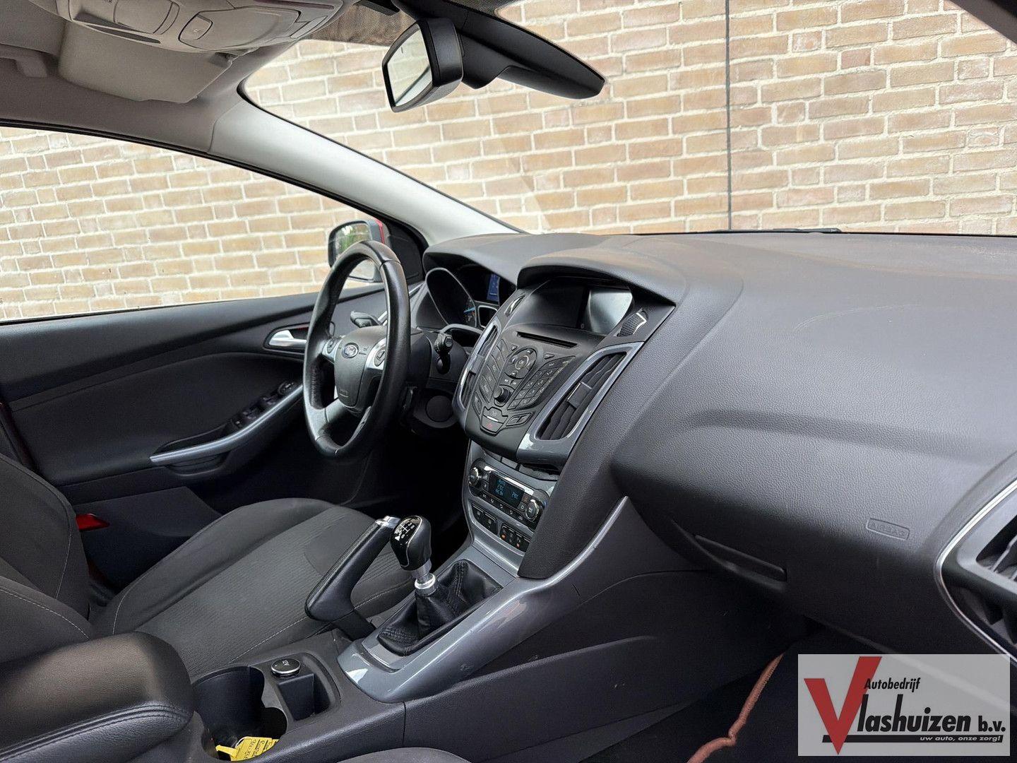 Ford Focus 2012 — photo 16