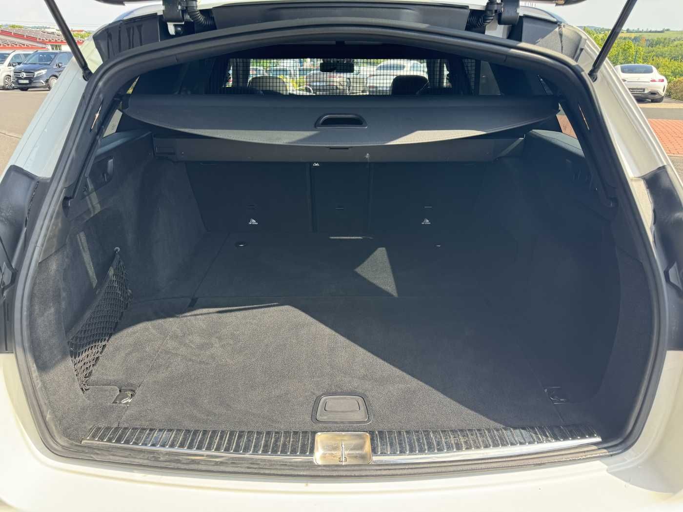 Fahrzeugabbildung Mercedes-Benz E 220d T AMG+Pano+AHK+Night+TotW+ RKamera+Ambien
