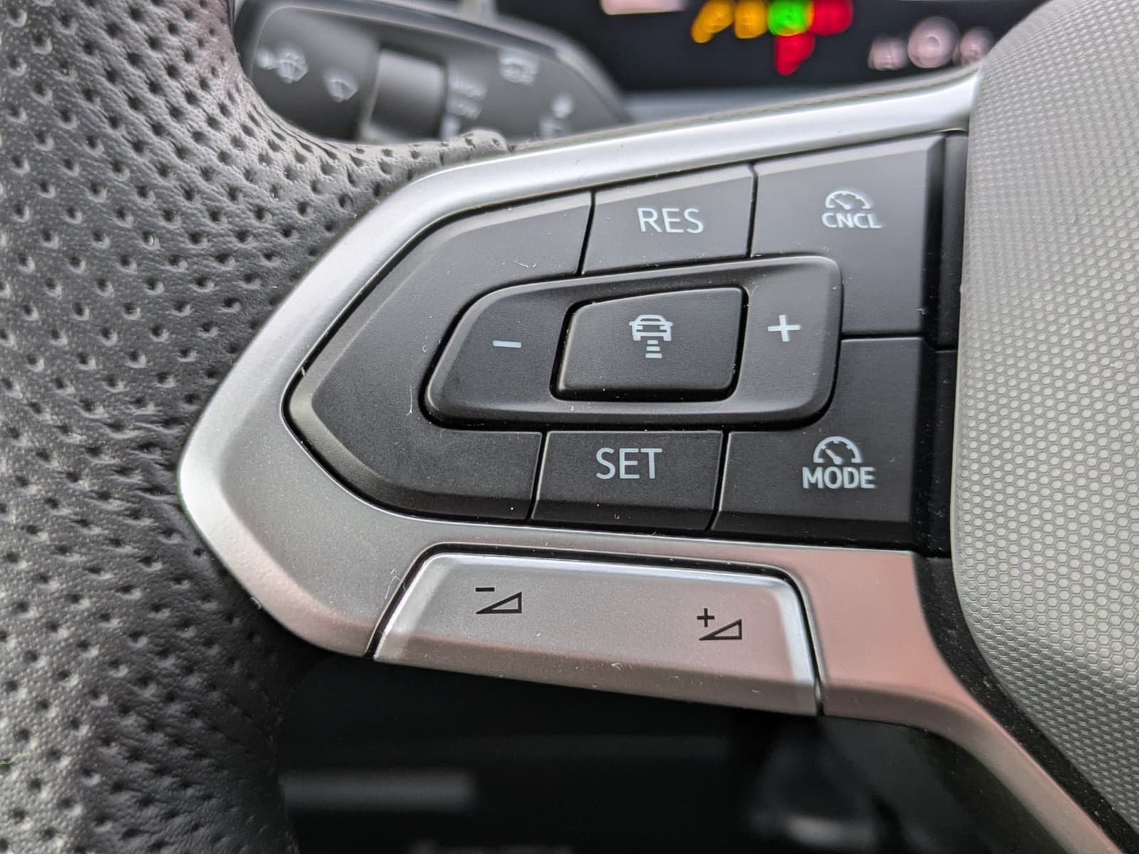 Fahrzeugabbildung Volkswagen Tayron 2.0 TDI 4M R-Line 7Si*MATRIX*AHK*PANO*HUD