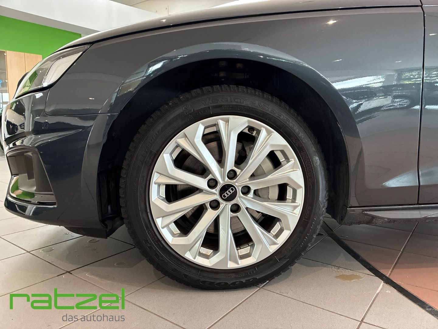 Fahrzeugabbildung Audi A4 Avant 40 2.0 TDI DSG Navi+ El. Panodach+ACC