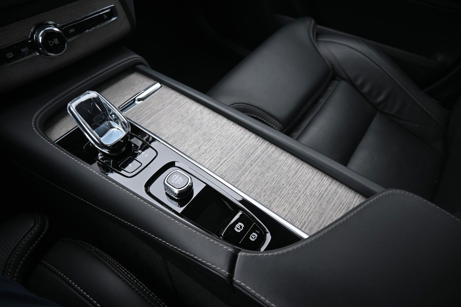 Fahrzeugabbildung Volvo XC90 B5 AWD Ultimate Dark *HUD*B&W*NAV*LUFT*MASS