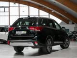 Mitsubishi Outlander 2.0 2WD CVT Diamant Edition Navi Apple - : Cvt