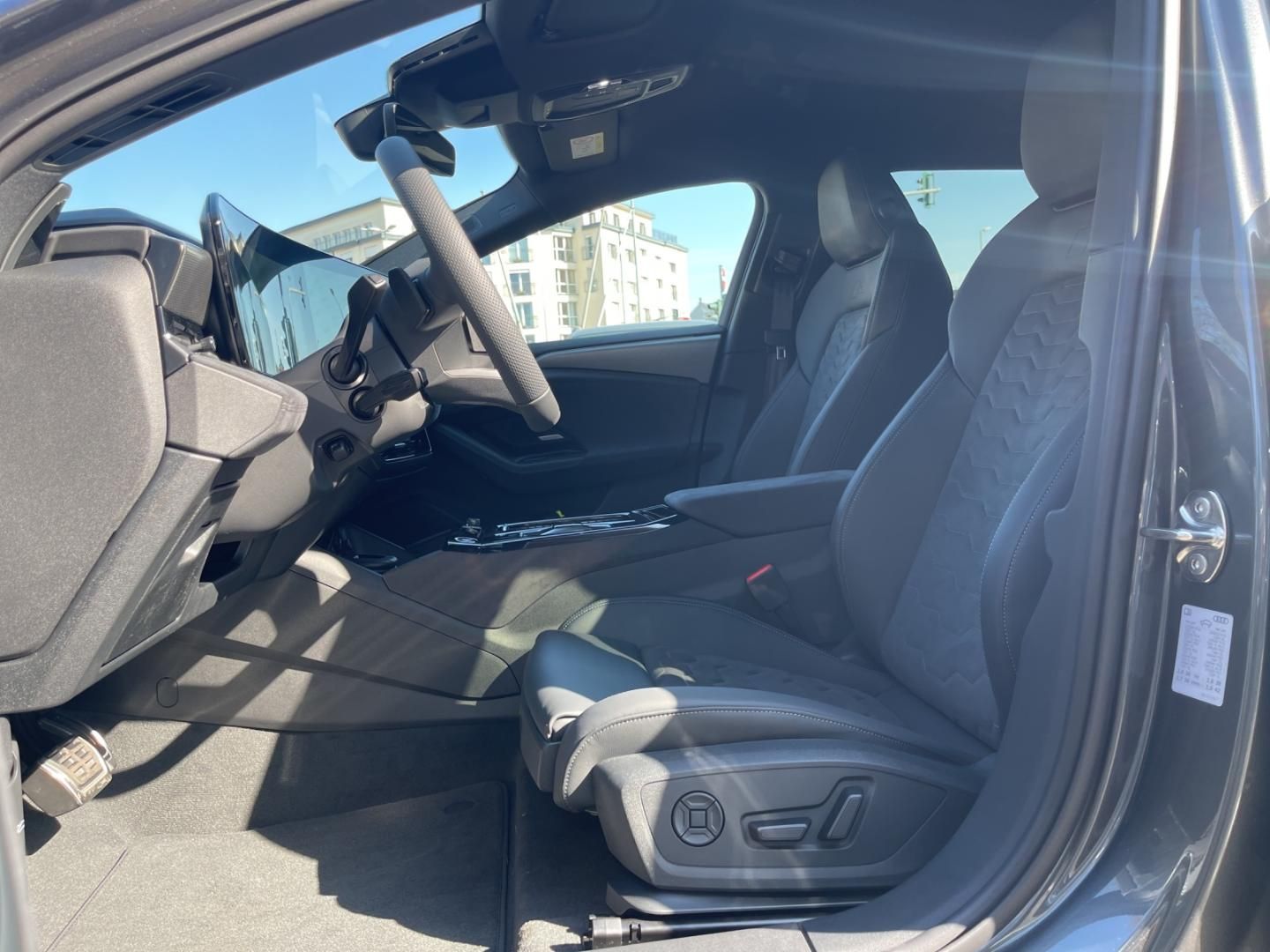 Fahrzeugabbildung Audi A6 Avant e-tron 2x S Line, Tech pro, MMI pro, 21