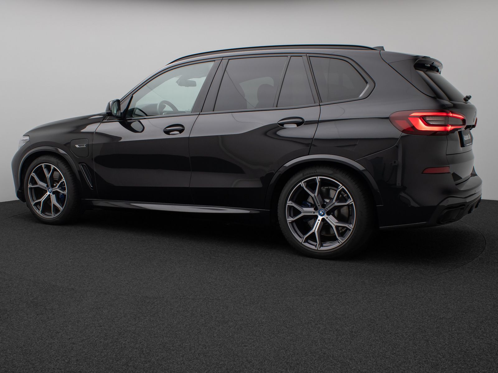 Fahrzeugabbildung BMW X5 xD45e M Sport Panorama 360° HUD DAB HiFi 21"