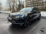 Volkswagen VW Touareg 3.0 TDI R-Line  Top gepflegt - Volkswagen Touareg in Wiesbaden