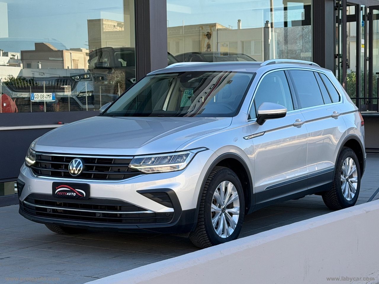 Volkswagen Tiguan - 1