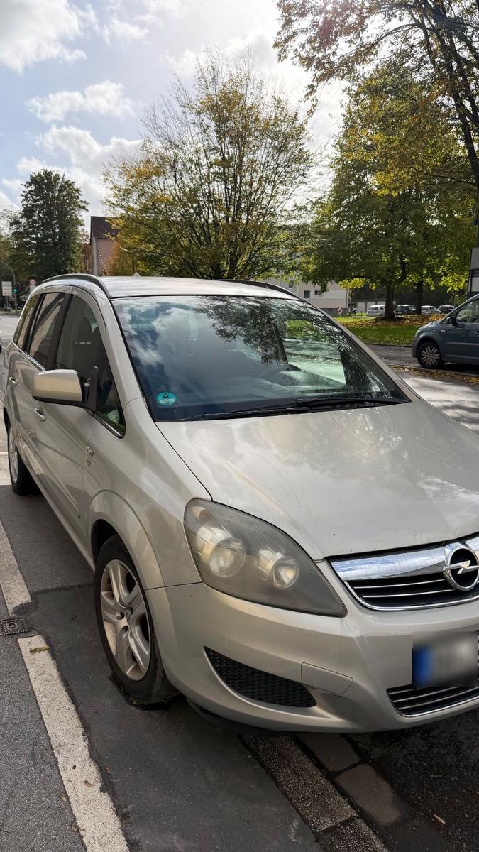Opel Zafira 2010 — rear view