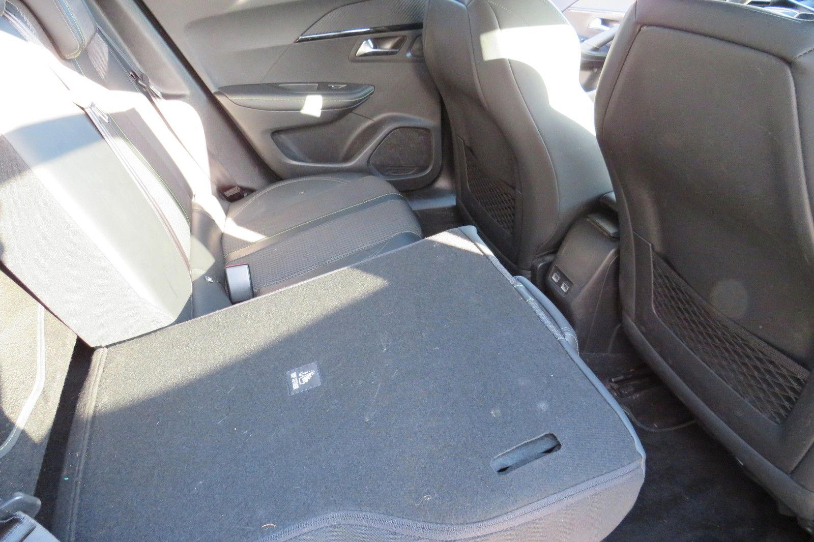 Fahrzeugabbildung Peugeot 2008 GT 8-AUTOMATIK GRA NAVI PDC 1.HAND