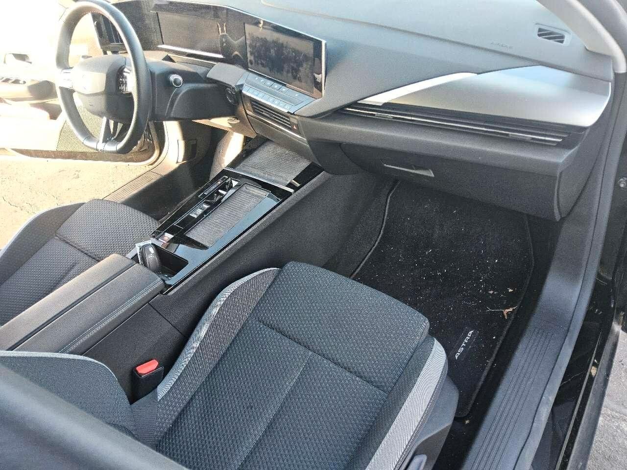 Fahrzeugabbildung Opel Astra L Lim. 1.6 HYBRID EDITION NAVI/KAMERA/AHK
