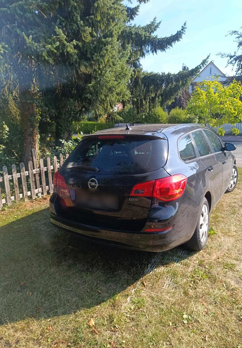 Opel Astra 2012 — interior