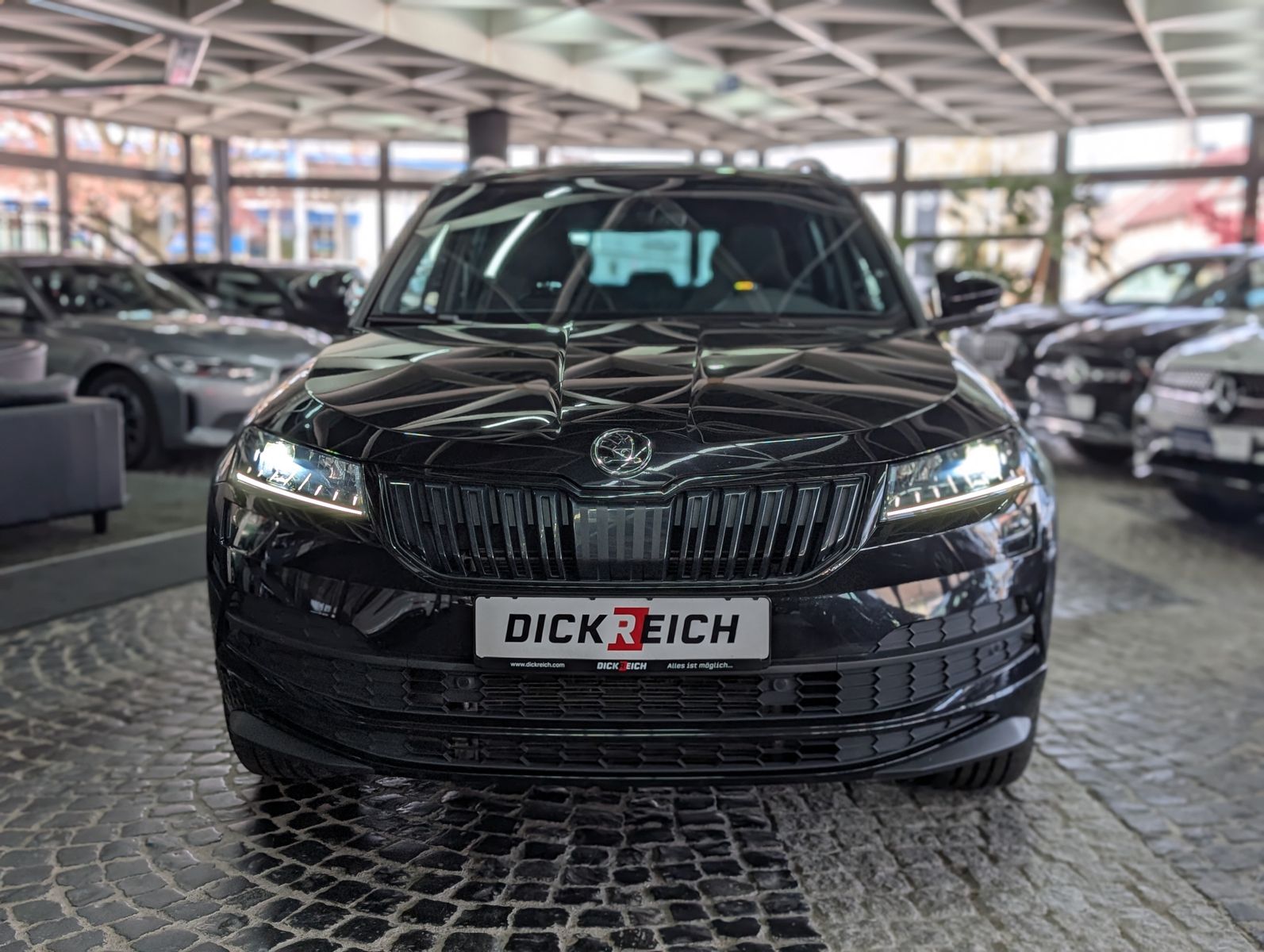 Fahrzeugabbildung SKODA Karoq Sportline 4x4 2.0 TSI ACC APP 4xSHZ AMBI