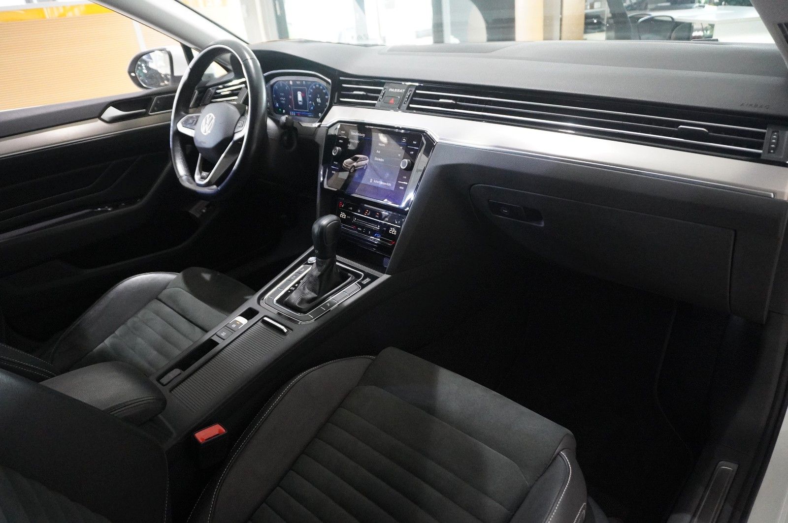 Fahrzeugabbildung Volkswagen Passat VARI. 2.0D R-LINE 4M NAVI/LED/KAMERA/AHK