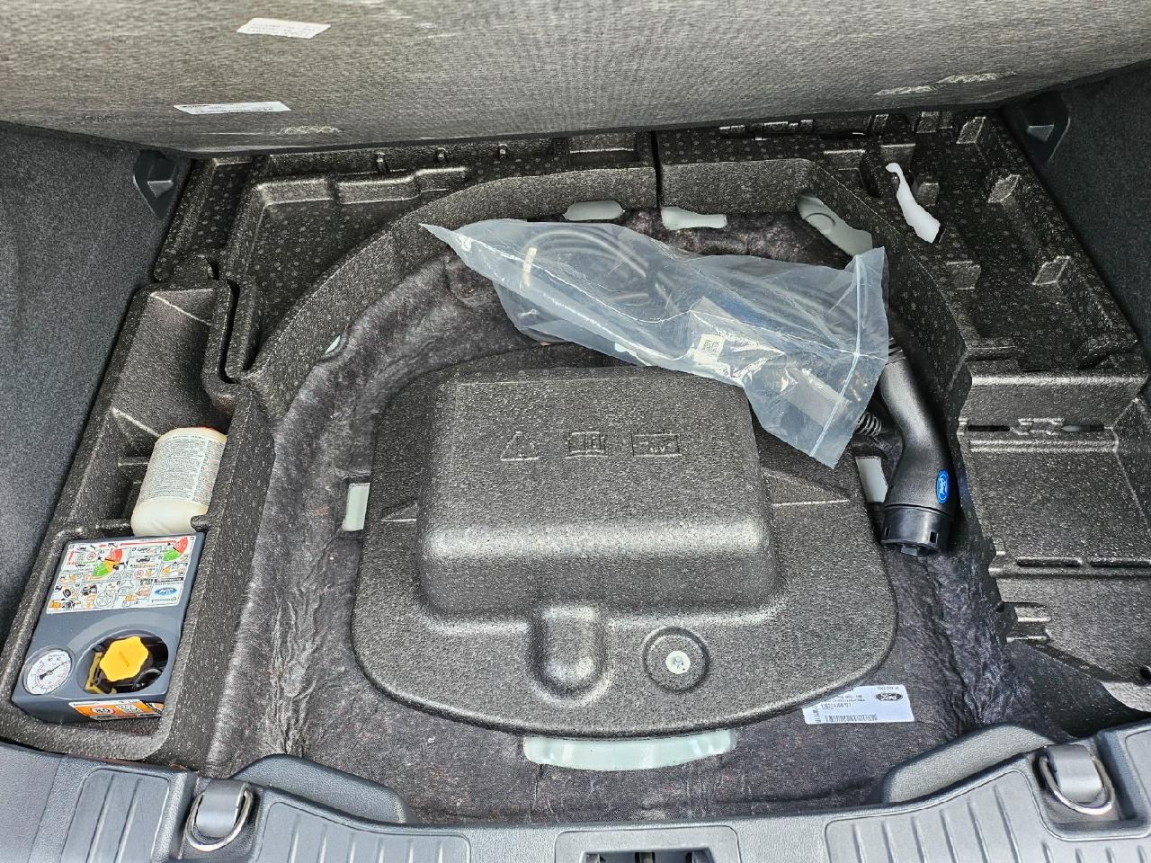Fahrzeugabbildung Ford Kuga Plug-In Hybrid Navi, Winterpaket