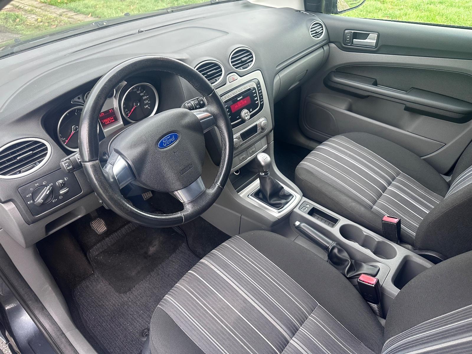 Ford Focus 2010 — photo 9
