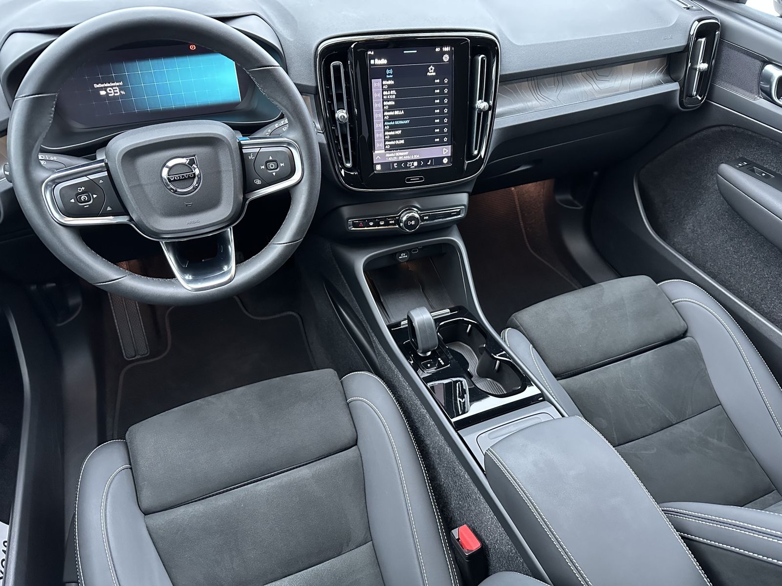 Fahrzeugabbildung Volvo XC40 Core Recharge Pure Electric NAV+LED+KAM+1HD