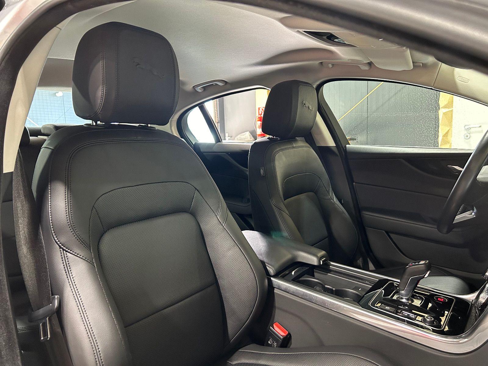 Fahrzeugabbildung Jaguar XE S/APPLE/KAMERA/SHZ/KLIMA/1.HAND
