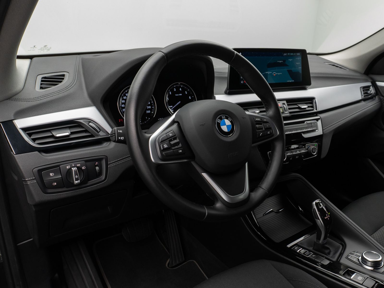 Fahrzeugabbildung BMW X2 sD20i HUD DAB Navi+Parkassist DrivAssis Alarm
