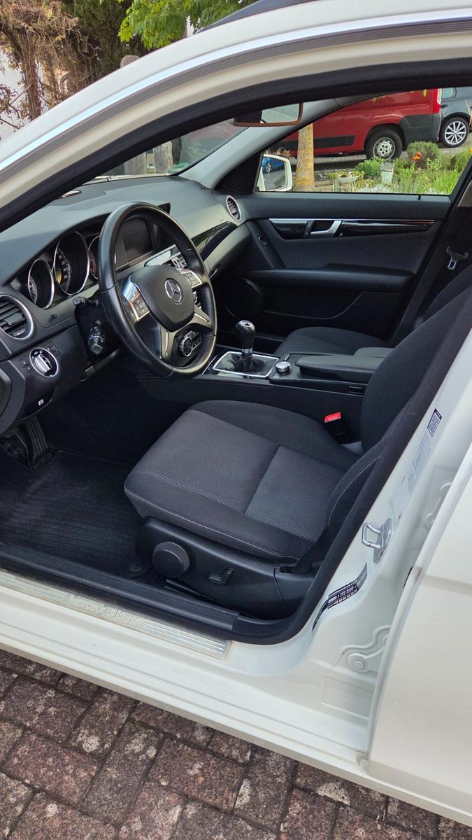 Mercedes-Benz C200 2011 — photo 10