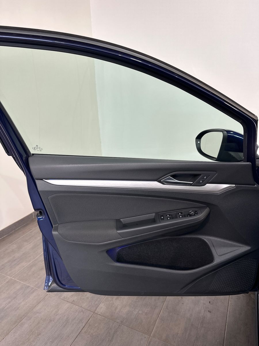 Fahrzeugabbildung Volkswagen Golf Variant 2.0 TDI Life NAV+LED+ACC+PP+SHZ