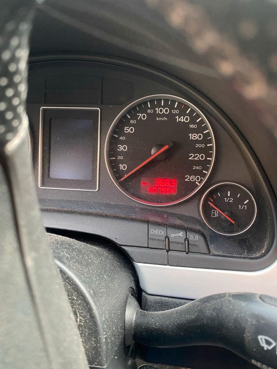 Audi A4 2004 — photo 8