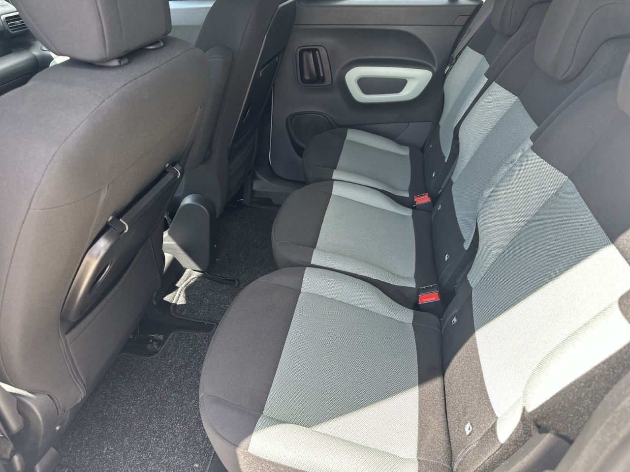 Fahrzeugabbildung Citroën Berlingo Feel Elektromotor M-Cam*StHz*AHK* - mit KI generiert/bearbeitet