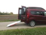 Fiat Doblo Rollstuhlrampe, behindertengerecht - rote Fiat Doblo